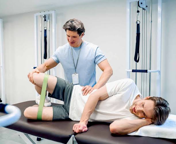 Physical therapist evaluating knee pain